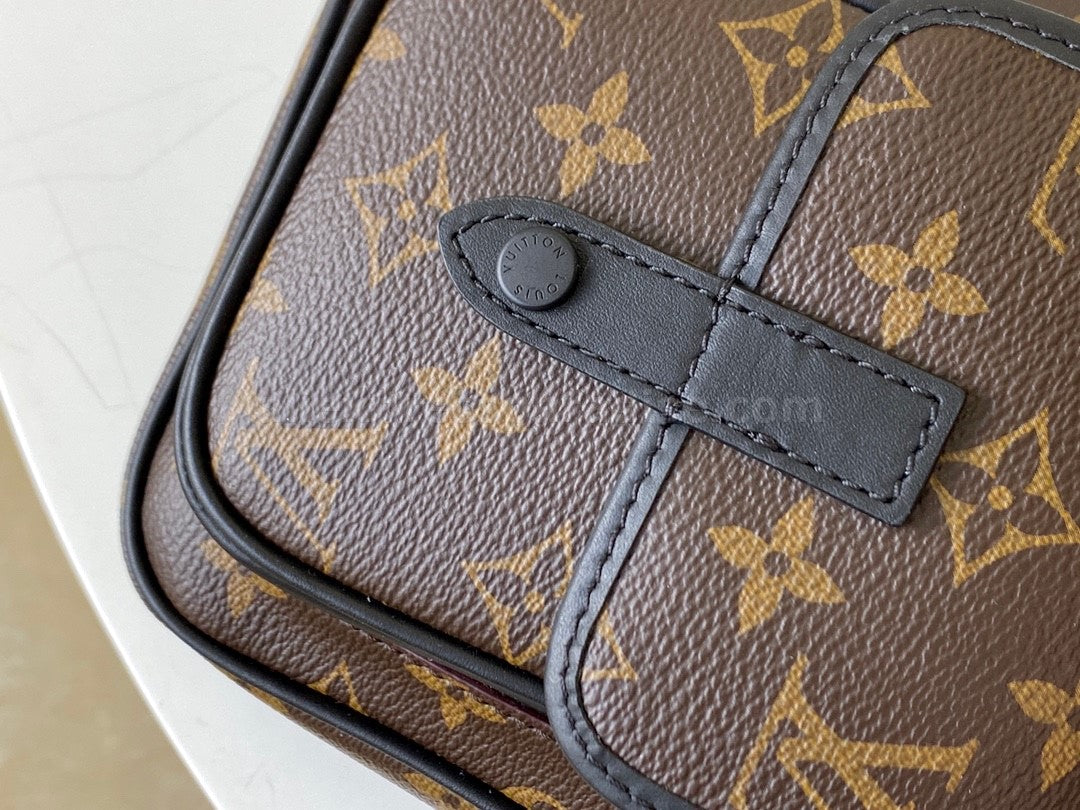 Louis Vuitton Christopher Wearable Wallet Review - What Fits? 
